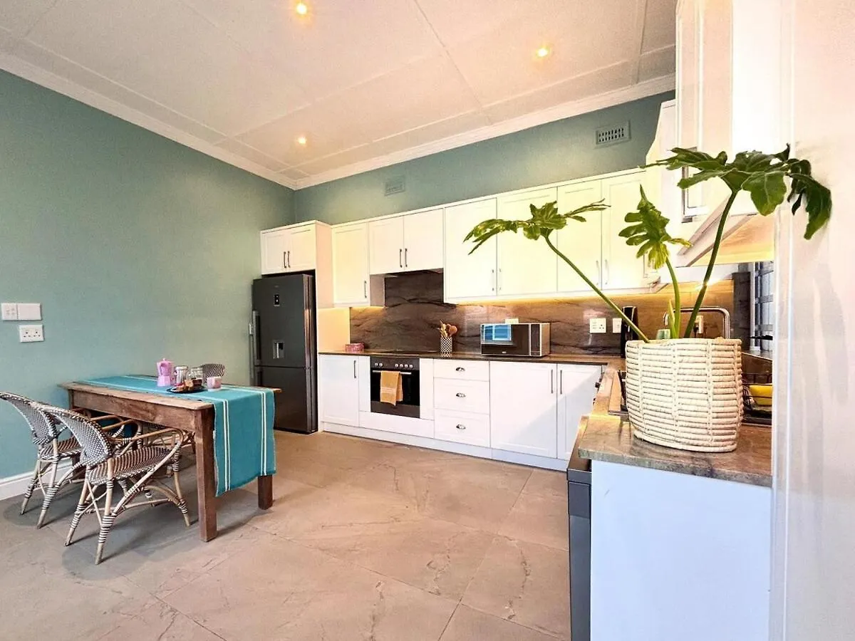 Starry Starry Night - Cape Town, 3-Bedroom 2-Bathroom Seaside House In Three Anchor Bay